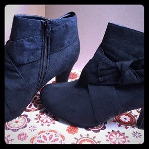 Women's Size 11M Black Booties